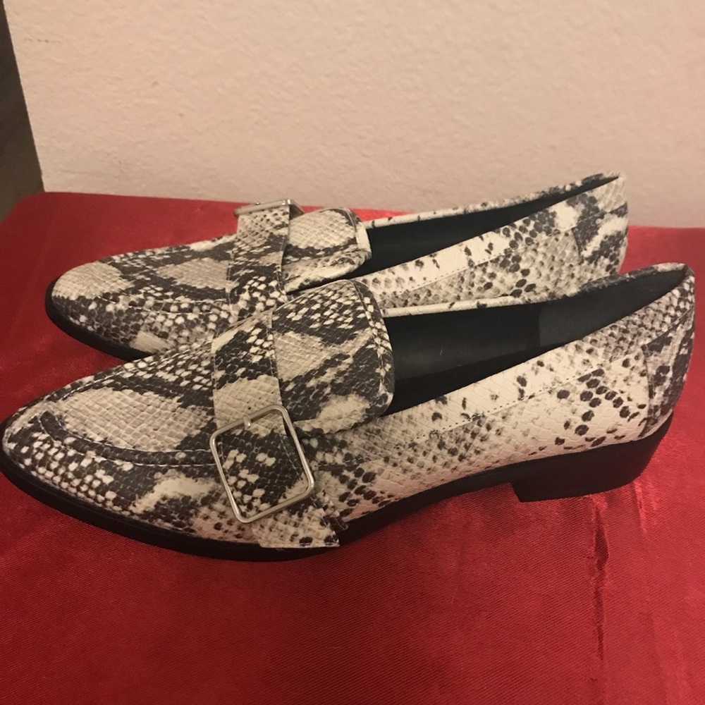 Women’s Snake Skin Print Loafers NEW Size 9